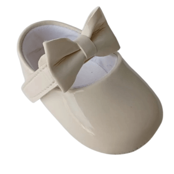 Sapatilha Off White com Laço de Verniz e Laço Elegante Sapatilha Off White com Laço de Verniz e Laço Elegante