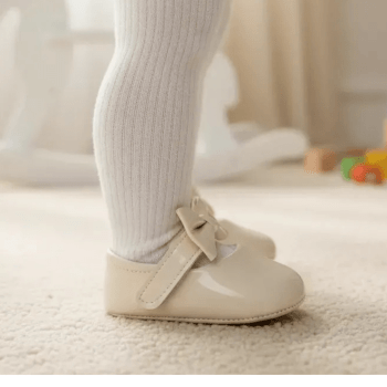Sapatilha Off White com Laço de Verniz e Laço Elegante