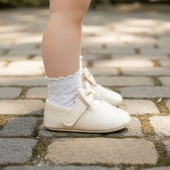 Sapatilha Off White com Laço de Verniz e Laço Elegante