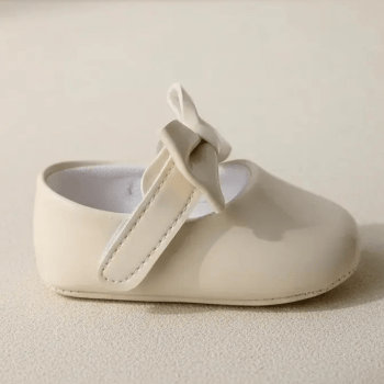 Sapatilha Off White com Laço de Verniz e Laço Elegante